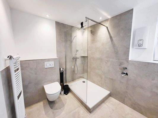 modernes Duschbad EG.jpg