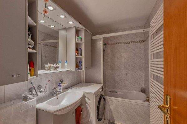 Bad mit Badewanne DG