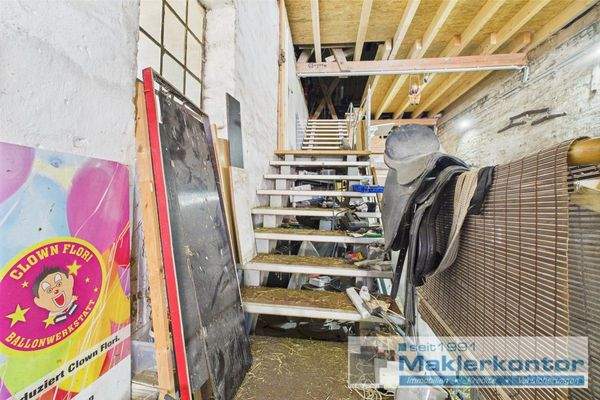 Trepper zur Werkstatt und Dachboden