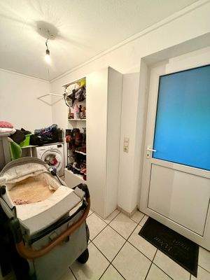 Hauswirtschaftsraum mit Seitenausgang