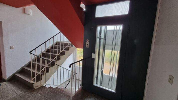 Treppenhaus_Fahrstuhl