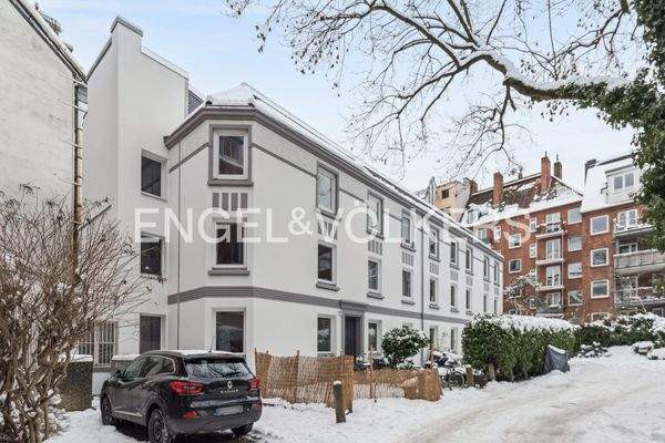 Frisch sanierte Altbaufassade mit klassischer Architektur in ruhiger Innenhoflage.