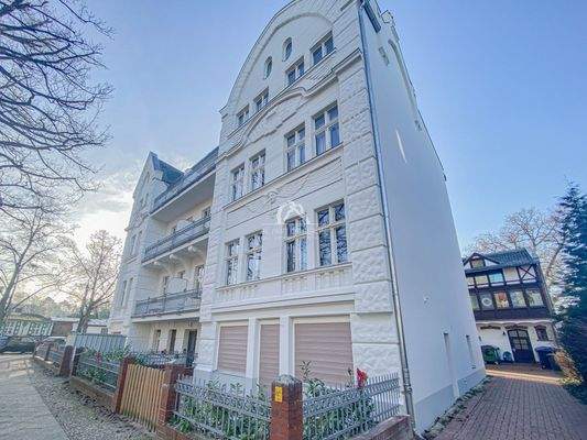 Hausansicht mit Einfahrt zum Hof