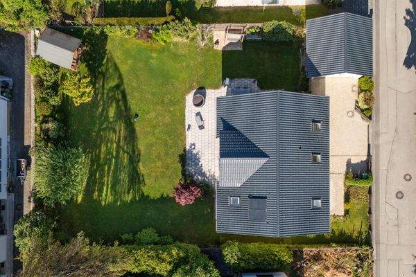 Blick auf das Haus mit dem Grundstück