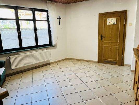 großes Esszimmer mit Fliesenboden (EG)