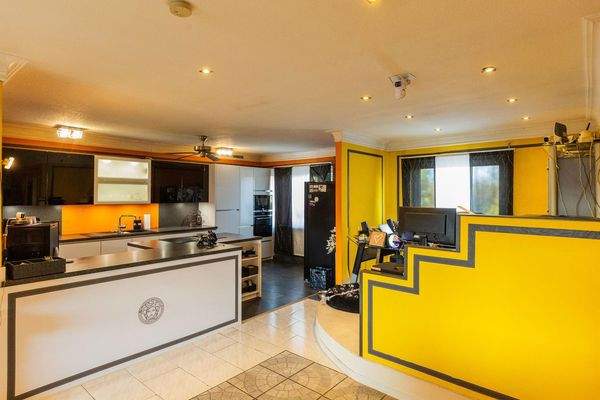 Blick in Küche u. H Office