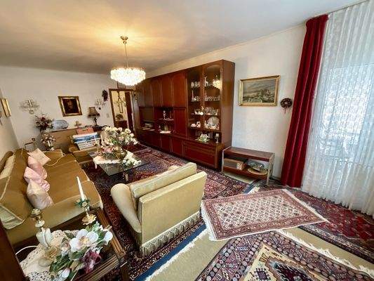 Wohnzimmer mit Zugang zum Balkon