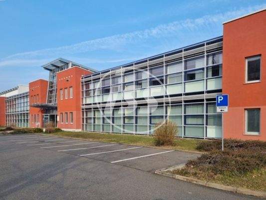 Parkflächen vor dem Gebäude