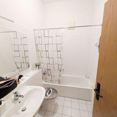 Helles Badezimmer mit Badewanne