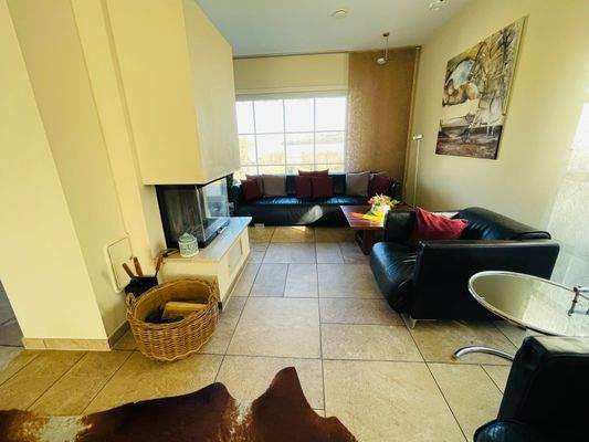 gemütlicher Wohnbereich mit Kamin.jpeg