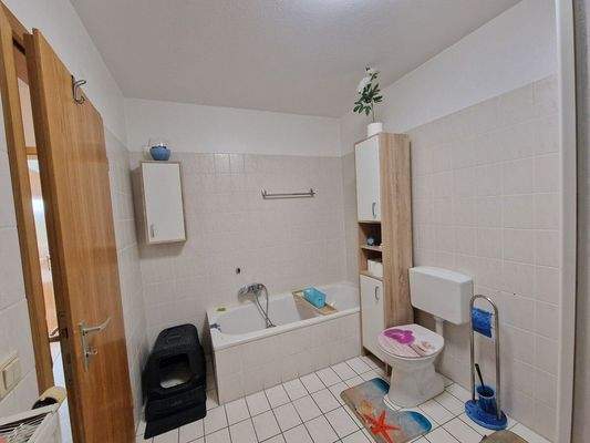 Badezimmer mit Wanne und Dusche