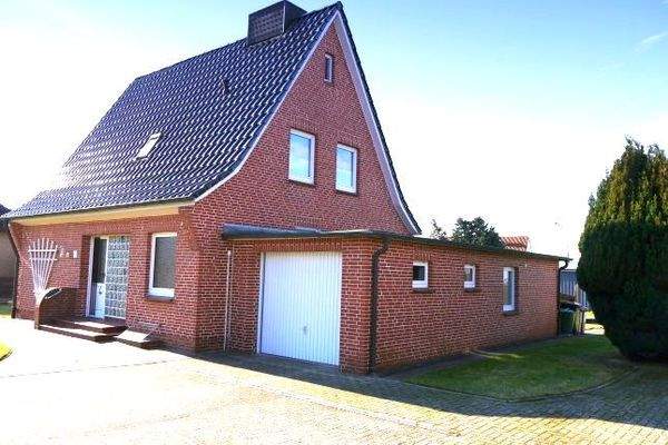 Hausansicht vorn, Einfahrt.jpg