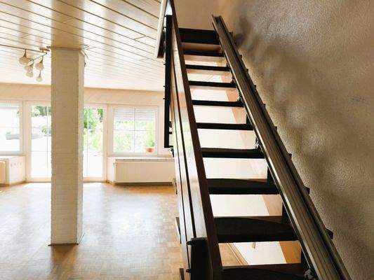 Wohnzimmer mit offener Treppe