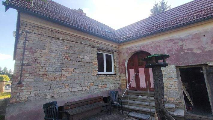 Dach intakt, dabei wurde der Putz unterhalb entfernt und sollte erneuert werden