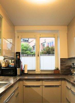 Moderne Einbauküche mit Marken-Elektrogeräten