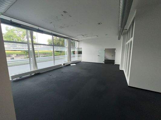 Leerer Büroraum mit Fenster