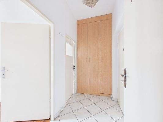 Moderner Flur mit begehbarem Kleiderschrank!