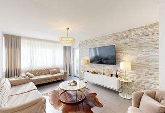 Wohnzimmer mit Zugang zur Loggia