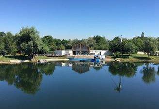 Blick auf das Gebäude von Südwesten