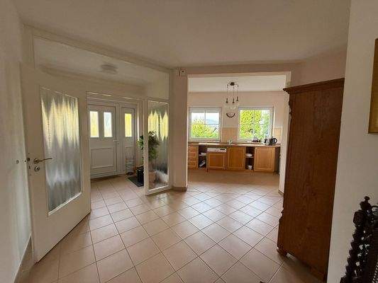 Eingangsbereich mit Blick auf die Küche