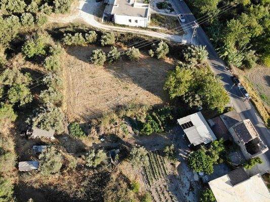Kreta, Agii Pantes: Schönes Dorfgrundstück mit Bergblick zu verkaufen