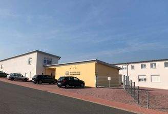 Ansicht Zugang Verwaltung - Parkplatz