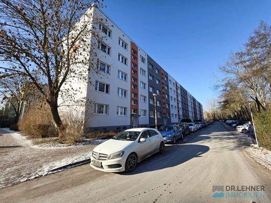 Zufahrtsstraße  mit Parkmöglichkeiten