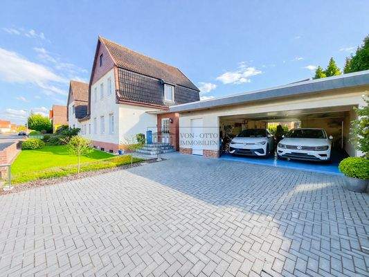 Vorderansicht mit Doppelgarage