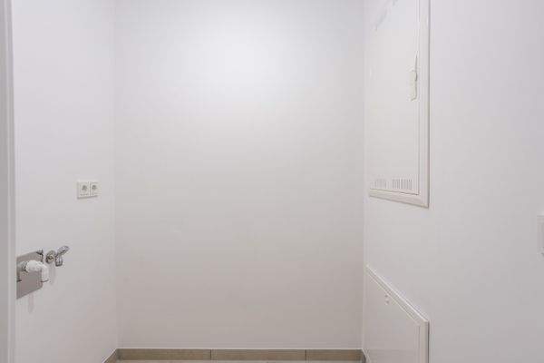 Abstellkammer mit Waschmaschinenanschluss