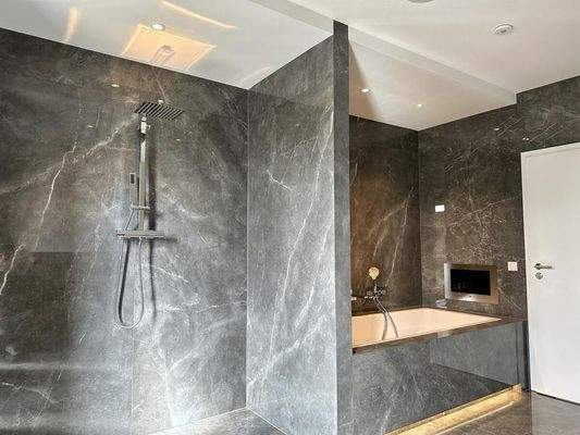 mit Badewanne und bodentiefe Dusche