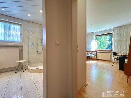 Flur mit Sicht auf Badezimmer und Gästezimmer