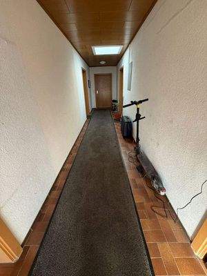 Flur zu den Wohnungen II., III., V., u. VI.