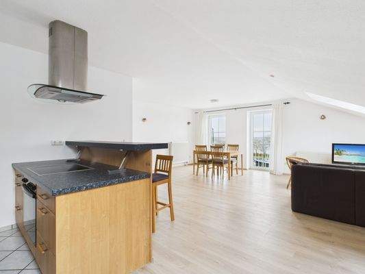 Wohnzimmer mit offener Küche