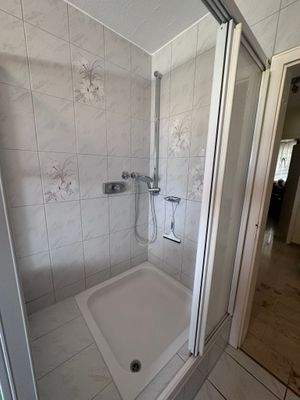 Dusche mit viel Platz