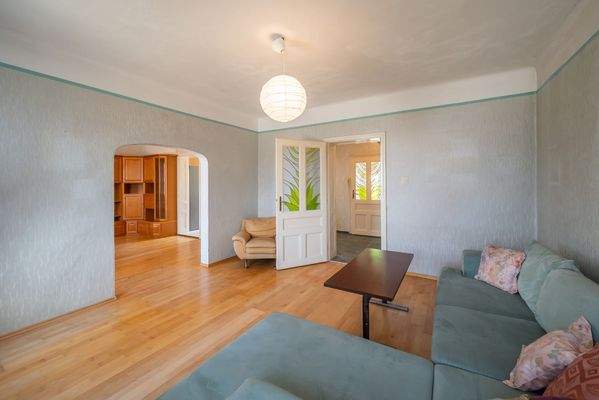 Wohnzimmer mit Durchgang