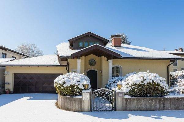 Die Außenansicht - Zugang zur Villa 