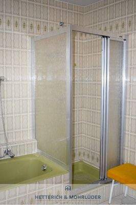 Bad mit Dusche und Badewanne