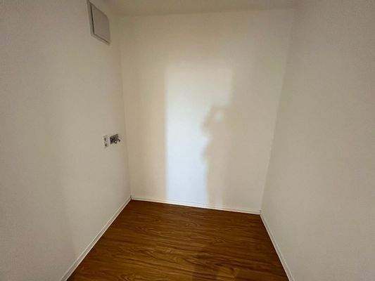 Abstellraum mit Waschmaschinenanschluss