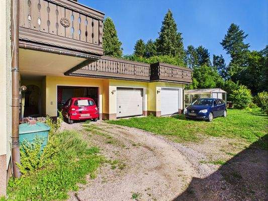 drei Garagen mit großzügigem Hof