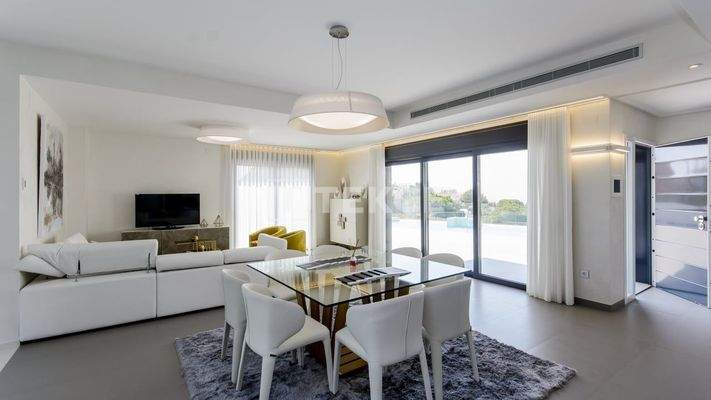 Fantastic Beach-side Detached Villas Located in Alicante