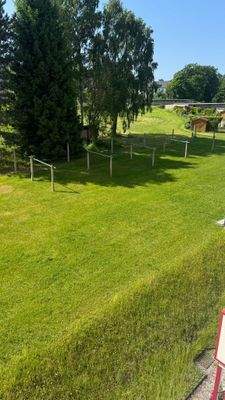 Ausblick vom Schlafzimmer auf Kleiderstangen im Hi