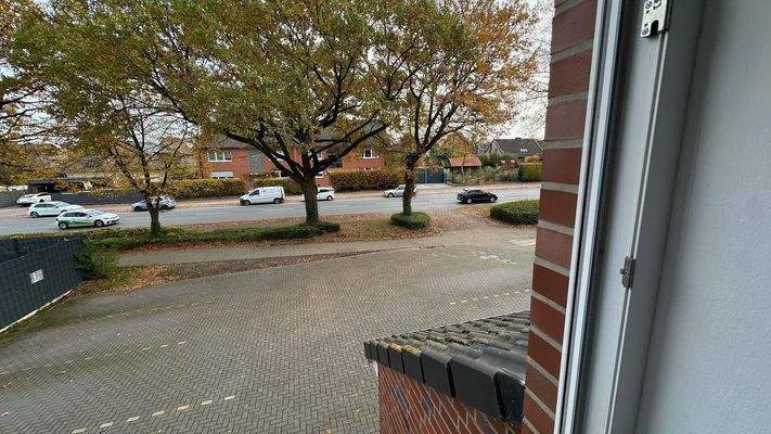 Blick aus Küche auf Parkfläche