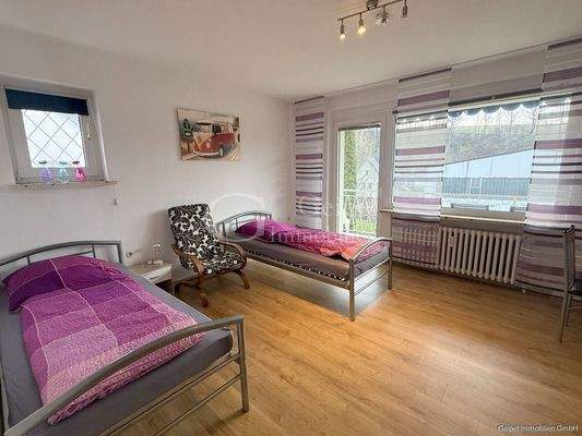 EG - Zimmer mit Balkonzugang 