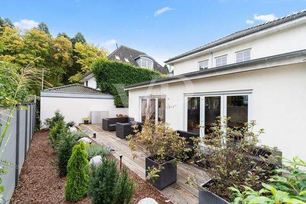 Hausrückseite mit Ost-TerrasseWest