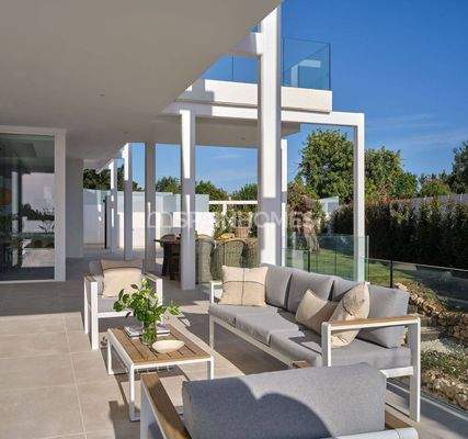 Quality Villas with Sea Views in Marbella's Prime Location