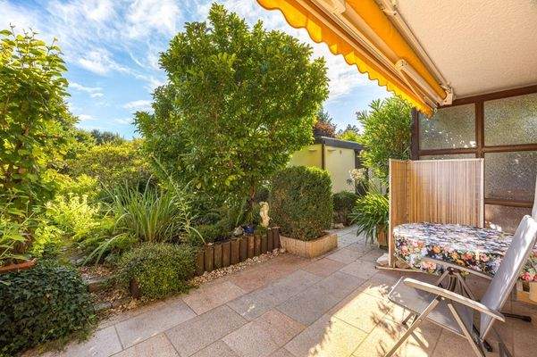 Südterrasse und schön angelegter Garten