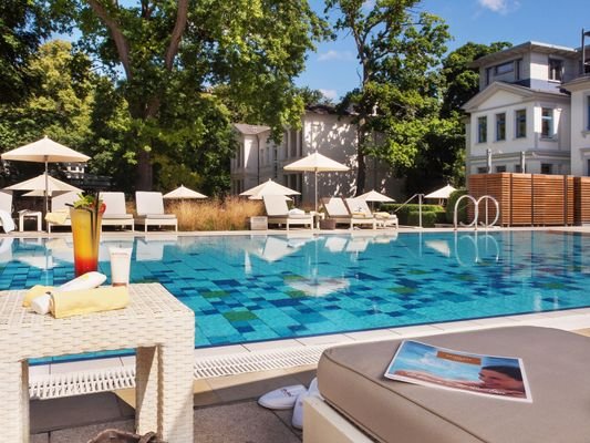 Außenpoolterrasse Sommer