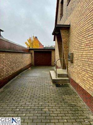 Hauseingang und Zufahrt zur Garage