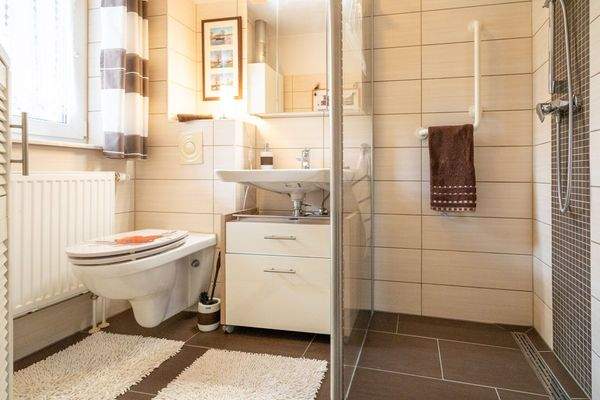 Gäste WC mit Dusche EG