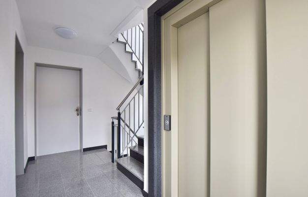 Treppenhaus / Aufzug